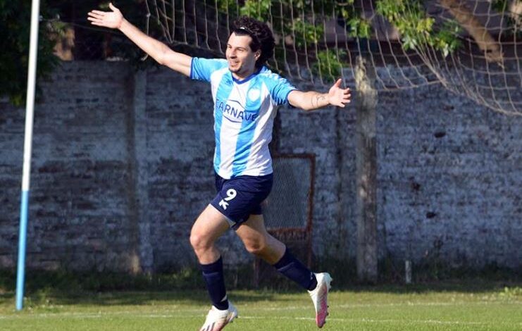 El festejo de Facundo cervantes, autor de dos goles para San Lorenzo en El Fortín de las cavas.