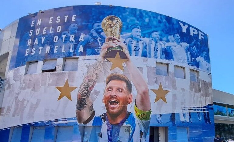 «Los esperamos en casa, campeones», la gigantografía que se encuentra en el Predio AFA