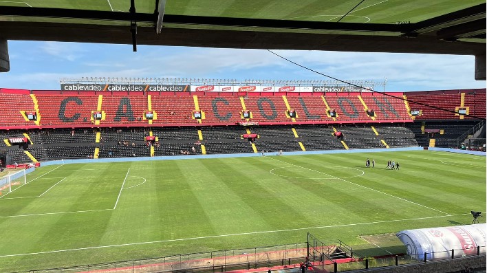 Colón enfrenta a Lanús en casa y el campo de juego no luce su mejor cara
