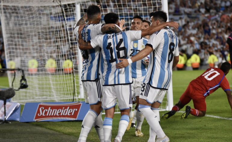  Argentina lució la chapa del Campeón Mundial y venció a Panamá