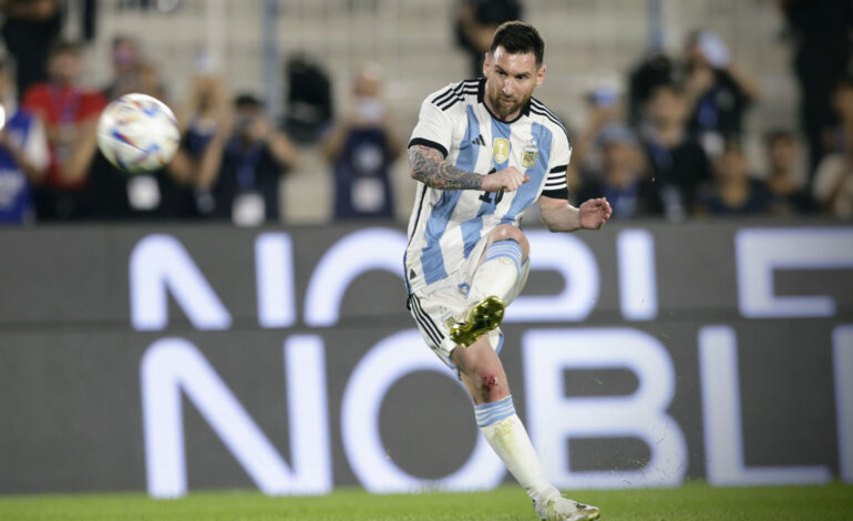  Lionel Messi llegó al gol 800 en su carrera profesional con su tiro libre ante Panamá