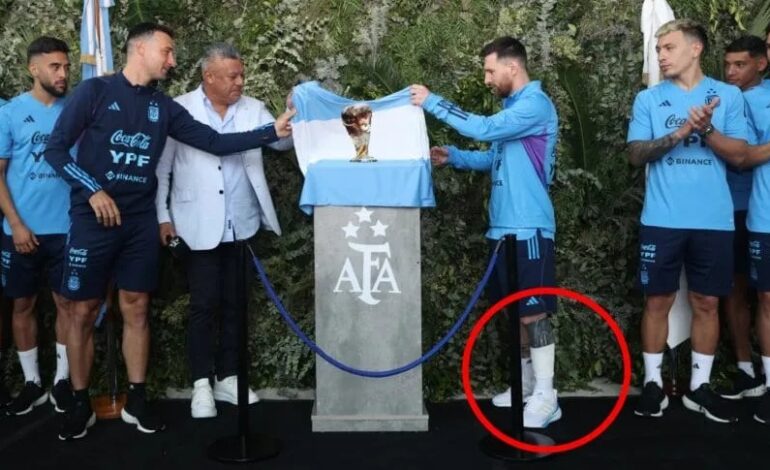 Las promesas se cumplen: Lionel Messi se tatuó el cinco de copas
