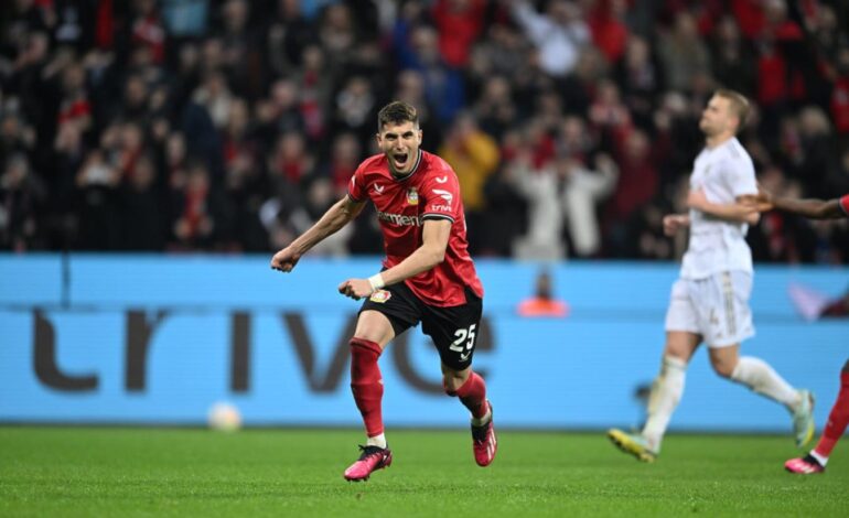  Exequiel Palacios se lució con dos goles ante Bayern Múnich y lo bajó de la cima de la Bundesliga