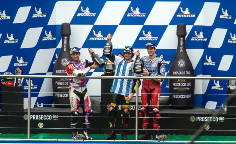 Moto GP: Bezzecchi ganó en Termas de Río Hondo y celebró con una camiseta firmada por Messi