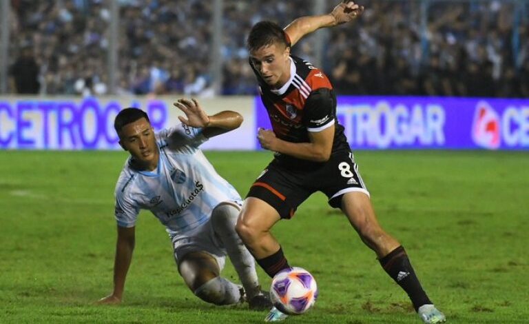  Con un jugador menos, River rescató un valioso punto ante Atlético Tucumán