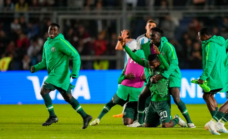 Dos jugadores de Nigeria y un horrible gesto tras vencer a Argentina en el Mundial Sub 20