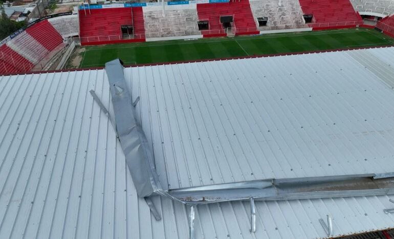 El día después de la suspensión, así quedó la canaleta en el techo del 15 de Abril: una obra que debe ser terminada