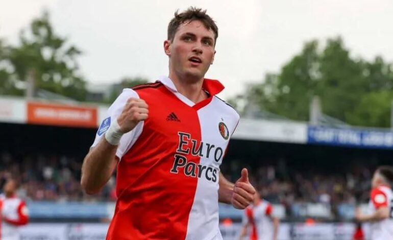 El Milán mejoró la oferta y quiere llevarse a Santi Giménez