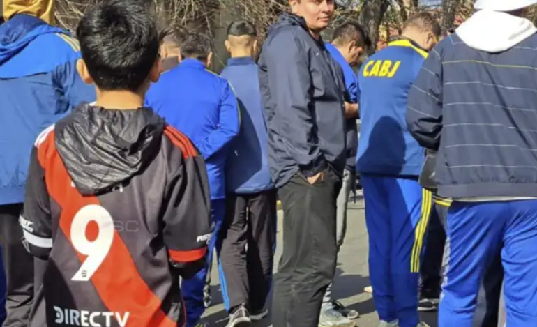 Hincha de River fue a la despedida de Riquelme en Boca y pasó lo impensado