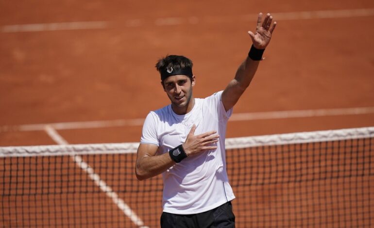 Tomás Etcheverry hizo historia y se metió en los cuartos de final de Roland Garros