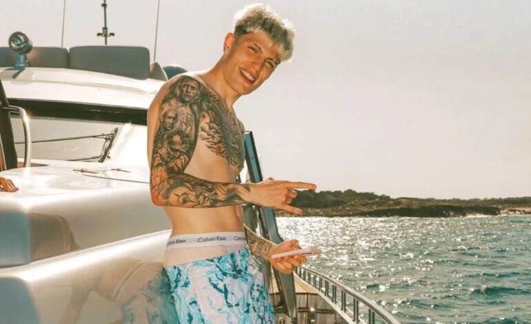Las super-vacaciones de Garnacho: yate de 10 mil euros por día y la misma playa que elige Messi