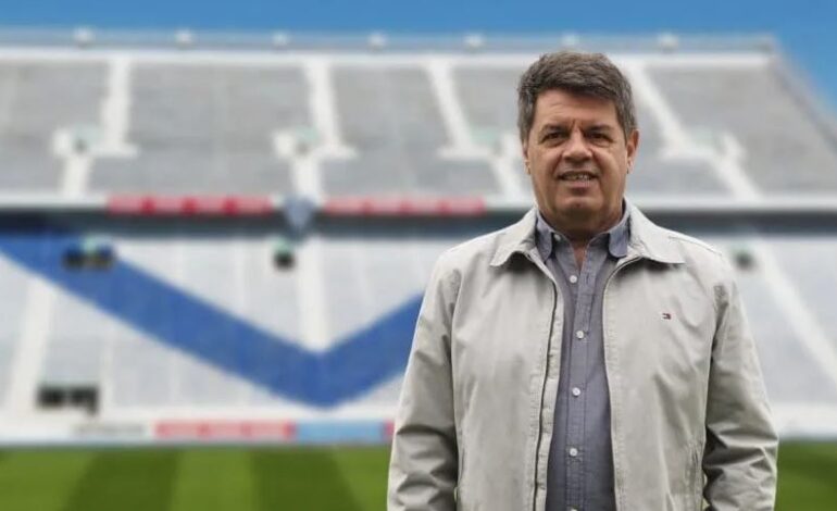 Masiva manifestación de hinchas de Vélez pidieron la renuncia de Rapisarda ante el peligro de descenso