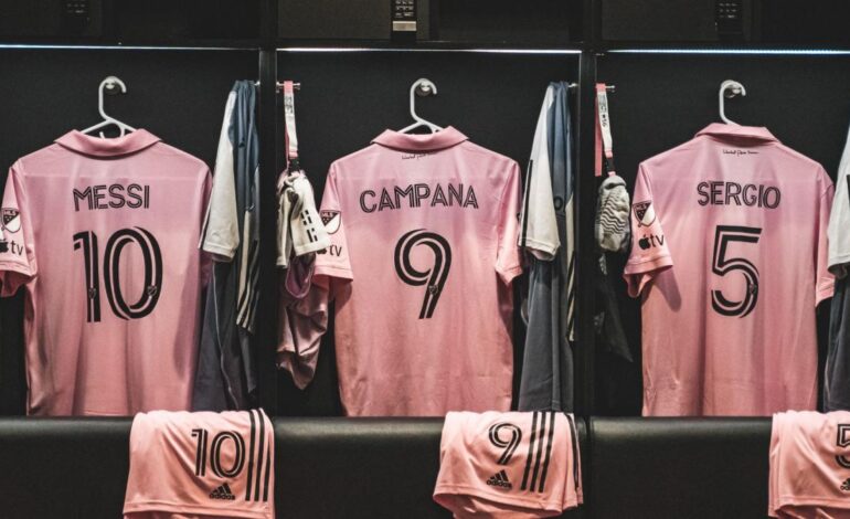 Messi y el plantel del Inter Miami llegó al estadio, con vestuario de gala