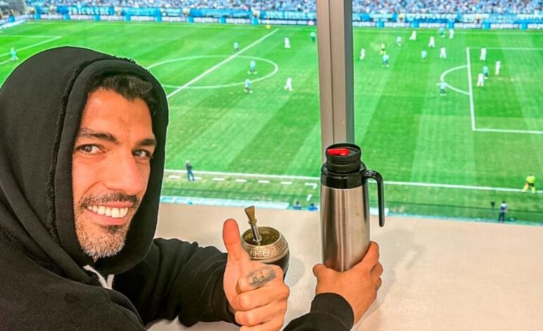 Luis Suárez no jugó en Gremio pero si dijo presente alentando