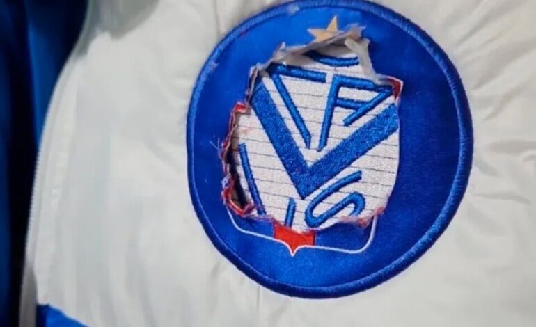 Polémica en Tigre: vendieron camperones con el escudo de Vélez detrás