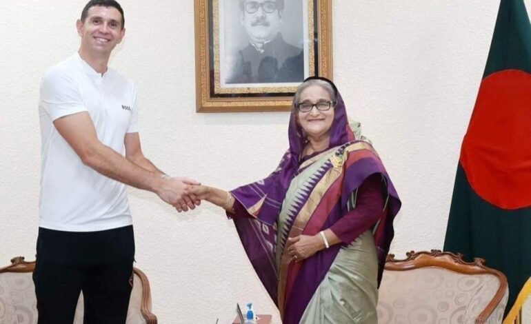 «Dibu» Martínez estuvo de visita en Bangladesh