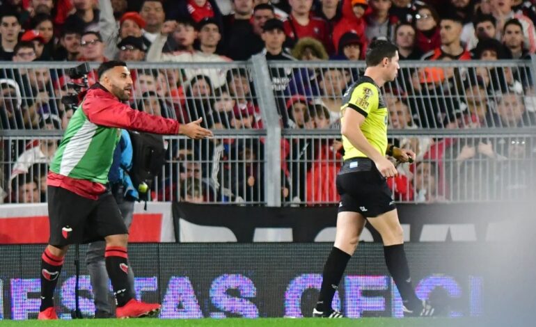 VIDEO: La insólita amonestación a Wanchope Ábila en el partido ante River ¡es la quinta y no juega el lunes!