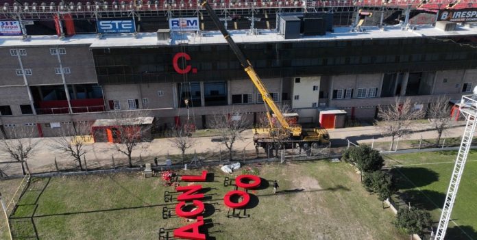 Volvieron a colocar las renovadas letras corporeas en la cancha de Colón