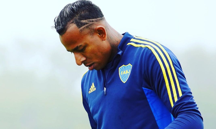 Villa regresó al país y deberá presentarse en Boca tras la intimación del club