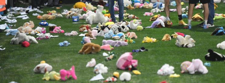 Primero avioncitos de papel y después peluches: los hermosos gestos de la hinchada de Belgrano
