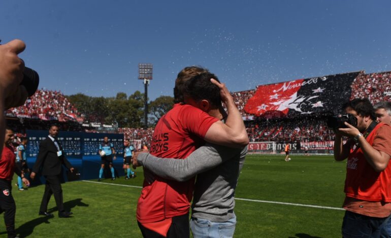 Beso y abrazo: El reencuentro del Kily y Heinze, dos viejos conocidos en la Selección