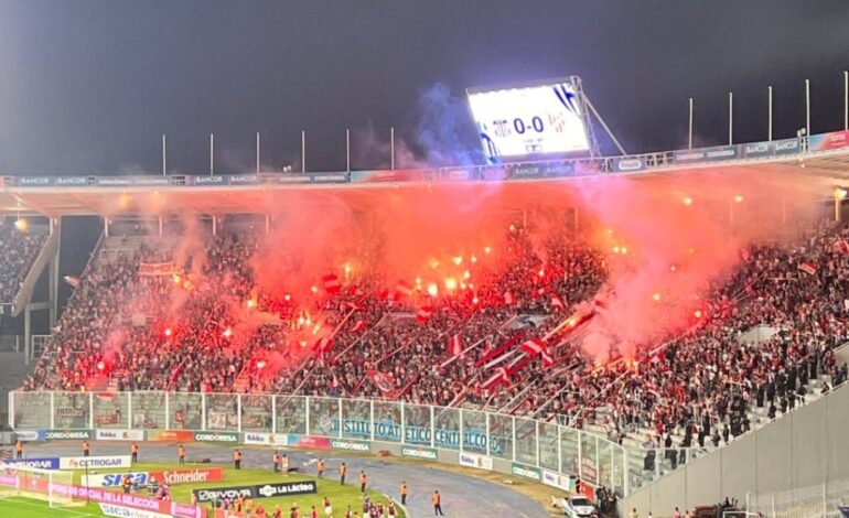 Multa económica y seis fechas sin banderas en las tribunas para Instituto por prender bengalas en el partido ante Talleres