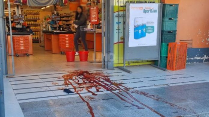 Muy grave: a los tiros a plena luz del día se refugió en un Supermercado, un herido de bala de la barra de Colón