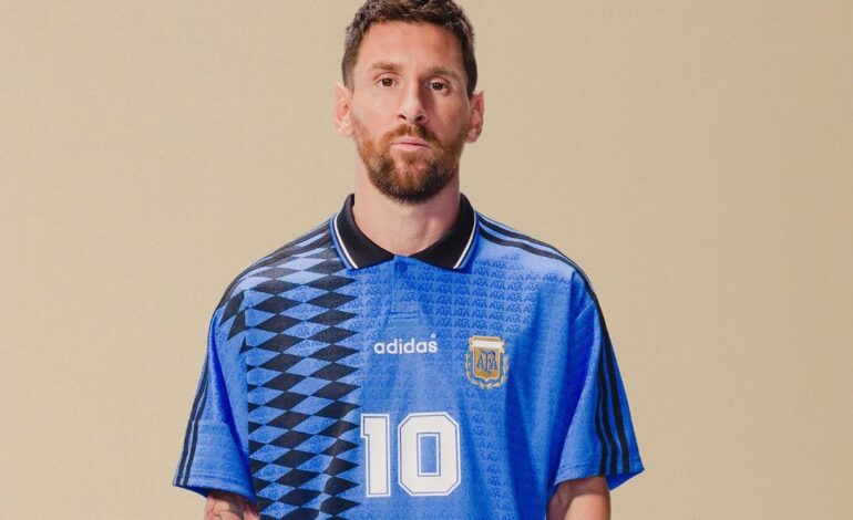 Lionel Messi ofició de modelo en el lanzamiento retro de una camiseta de Argentina