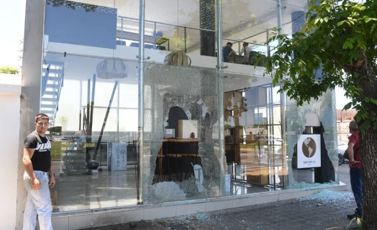 Violencia en La Plata: destrozaron el frente del local de un alto dirigente de Gimnasia