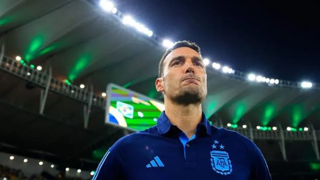 Scaloni regresó a España en medio de la incertidumbre por su futuro en la Selección Argentina