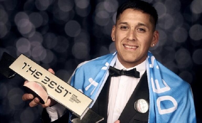 Video: Así recibió Colón al hincha que ganó el The Best
