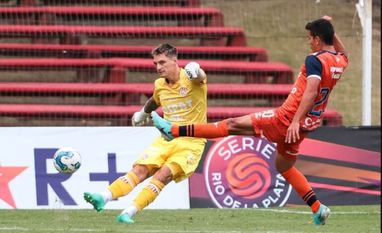 VIDEO ¿ADÓNDE FUISTE THIAGO? El error de Cardozo en Belgrano a los 2′ de juego que le abrió el arco al Ferroviario