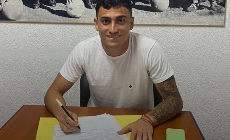 Nahuel Curcio firmó su primer contrato con Colón