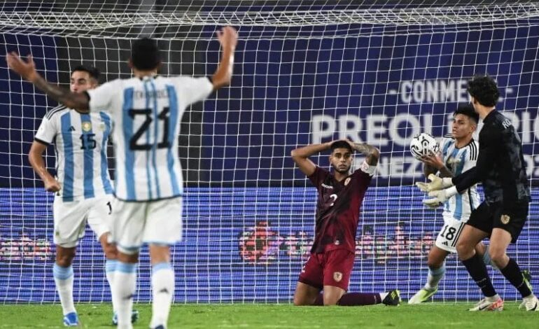 Con polémica, a la Selección Argentina se le escapó el triunfo sobre el final ante Venezuela
