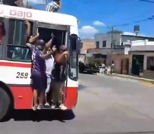 Alarmante: el video que muestra a la barra de Laferrere llegando con armas de fuego a la cancha
