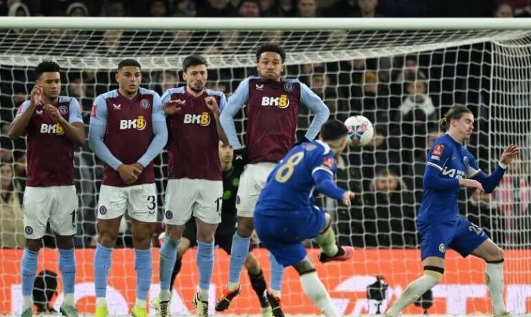 Enzo le ganó el duelo a «Dibu» en FA Cup