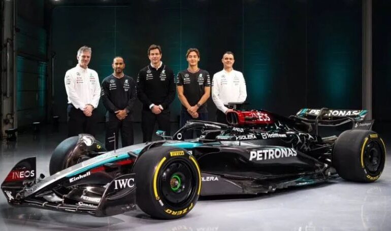 Presentaron el Mercedes W15, el último de Lewis Hamilton