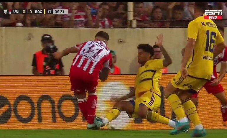(VIDEO) Polémica en Unión – Boca: ¿era roja para Medina por un planchazo?