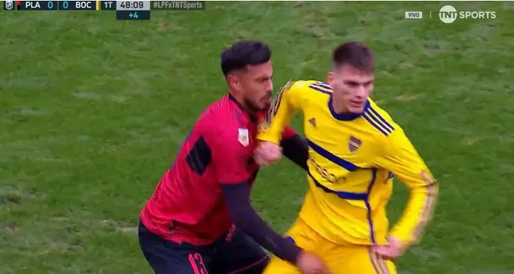 VIDEOS: Se equivocó Zenón, codazo en Boca vs. Platense y lo salvaron Ramírez y el VAR que además se comieron un penal