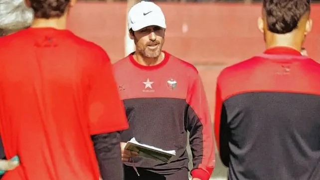 Colón define su rumbo: El futuro de Minella pende de un hilo y los dirigente analizan meter un volantazo