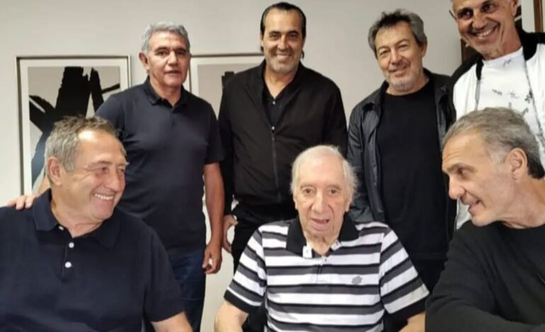 La emotiva imagen de los campeones del mundo del ´86 junto a Bilardo