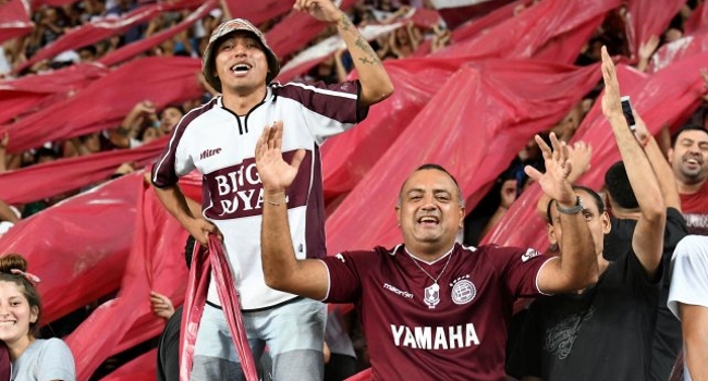 ¡INSÓLITO!: Un jugador de Independiente le regaló el short a un hincha de Lanús, pero !lo tiraron a la fosa!