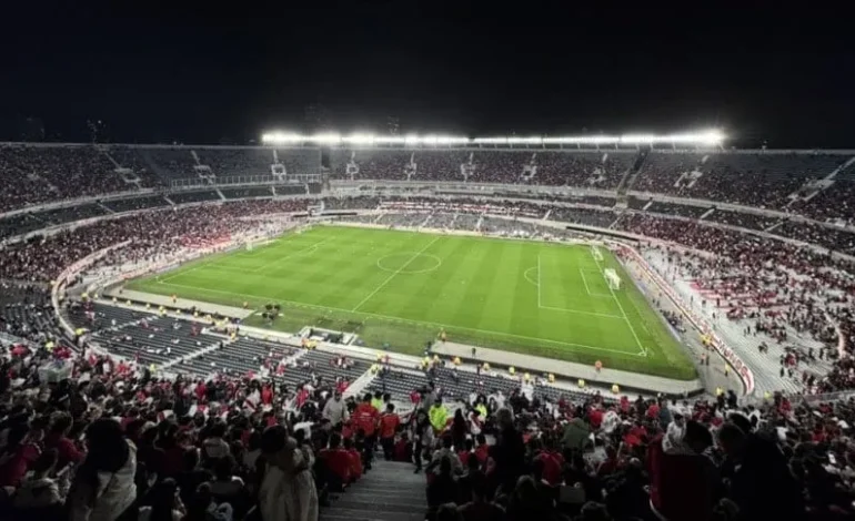 El presidente de River descartó el techado del estadio Monumental