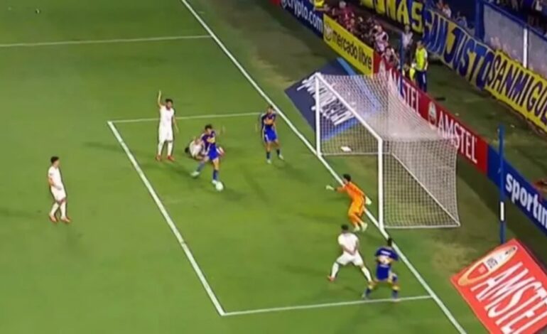El insólito errado de Cavani sobre el final de Boca vs. Alianza Lima