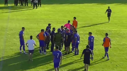 Escándalo en el Regional: agredieron a un árbitro y se suspendió una final por un ascenso al Federal A