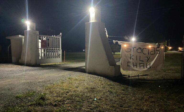 Apareció una bandera en Casasol con un claro mensaje: «Gracias Kily y chau»