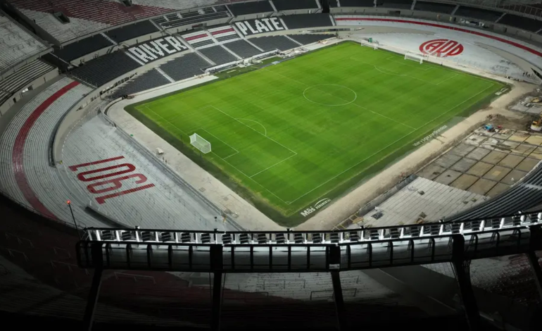 Con un Monumental vacío, River recibe a Barcelona de Ecuador