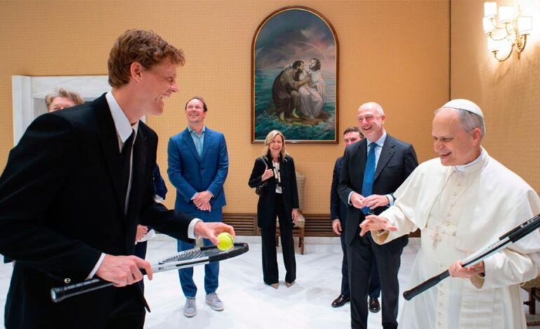 El papa León XIV recibió a Jannik Sinner, número uno del tenis, y se llevó una raqueta de recuerdo