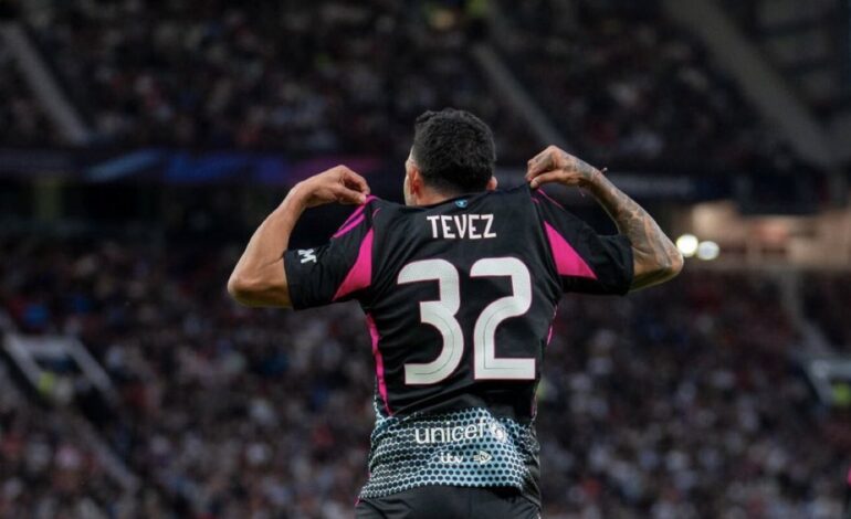 Carlos Tévez, intratable: marcó cuatro goles en un partido solidario en Old Trafford
