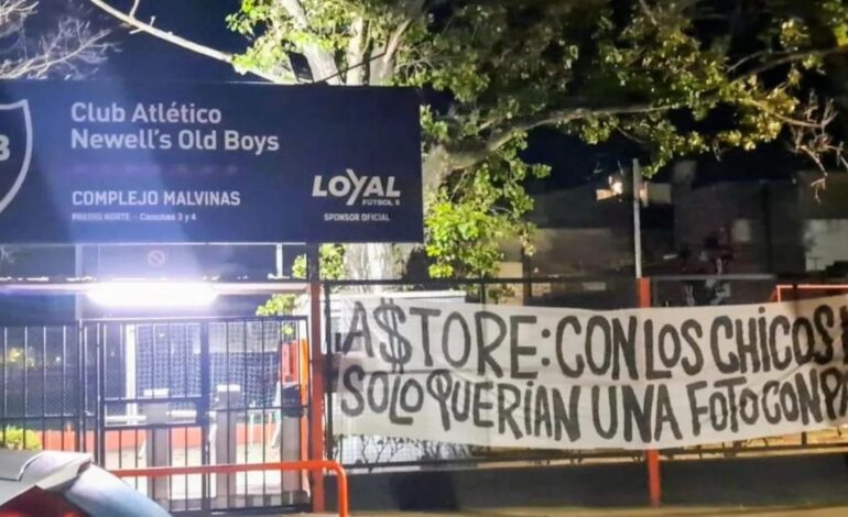 «Solo quería un foto con papá», la polémica bandera que apareció en el Predio de Newell´s